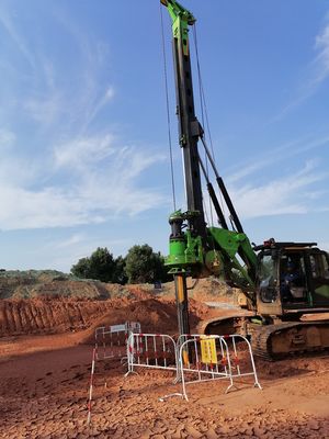 Máy đắp đống sử dụng với hệ thống thủy lực vòng kín, tốc độ định số 3,1 hoặc 5,2 Kmh và trọng lượng máy 20t để đắp đống chính xác