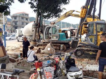 Máy bơm đống nặng 50.000 kg với hệ thống thủy lực 32 MPa và lực kéo tối đa 100kN cho các ứng dụng khoan