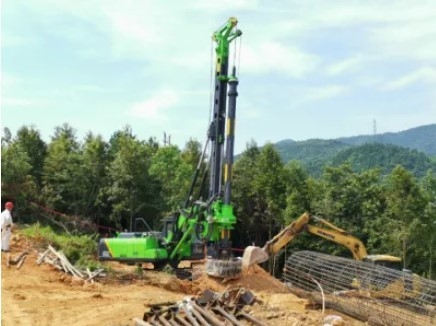 Máy khoan cọc Kr300es Lỗ khoan di động Lỗ đất 2000mm